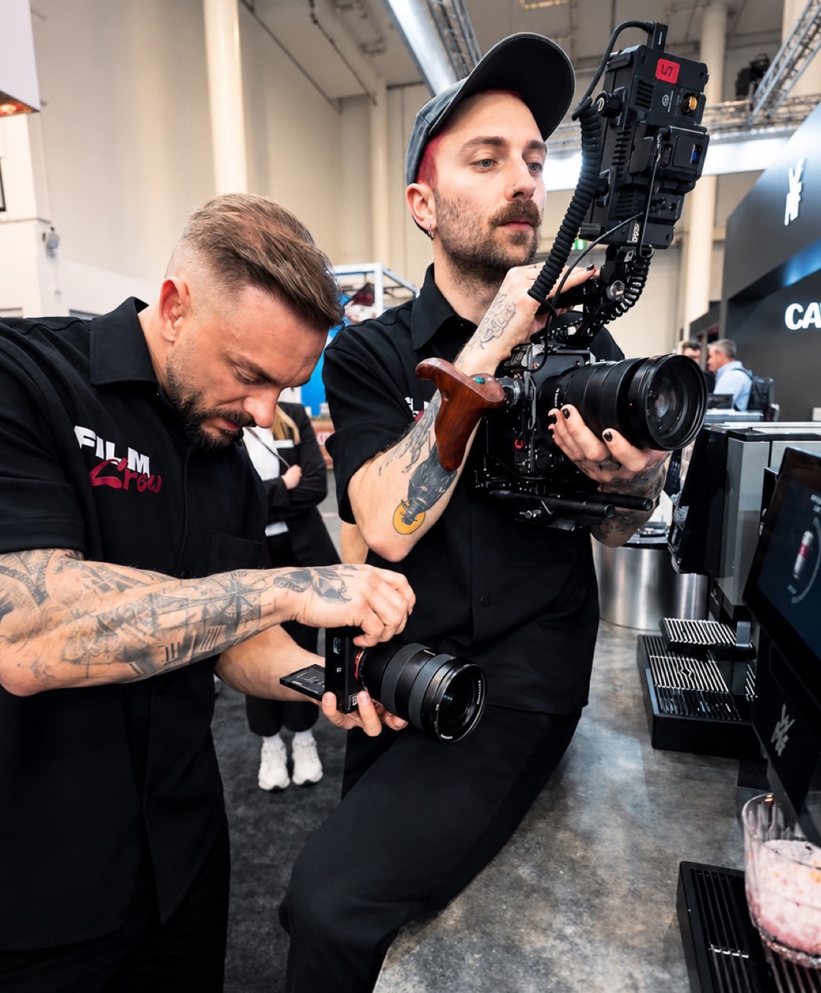 MADLYX Team bei Videoaufnahmen am Messestand