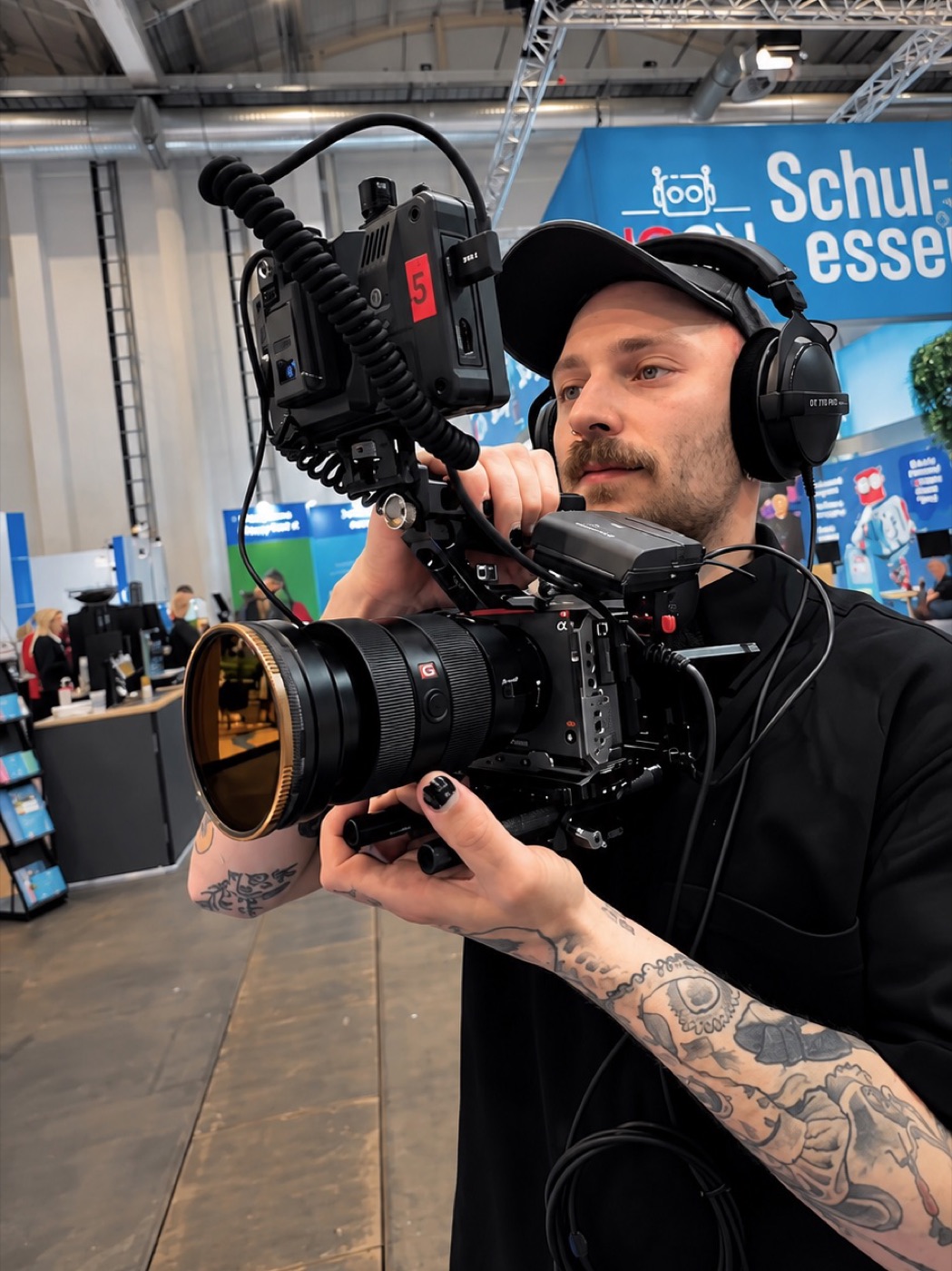 MADLYX Kameramann filmt mit Gimbal-Kamera auf einer Messe