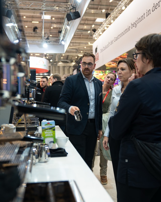 Messefoto von MADLYX – Standpersonal am Messestand