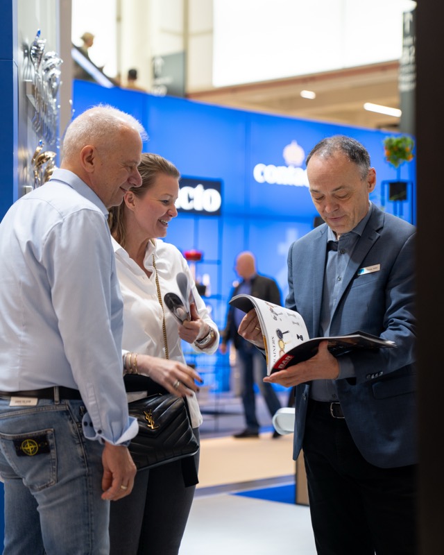 Messefoto von MADLYX – Gespräch am Messestand